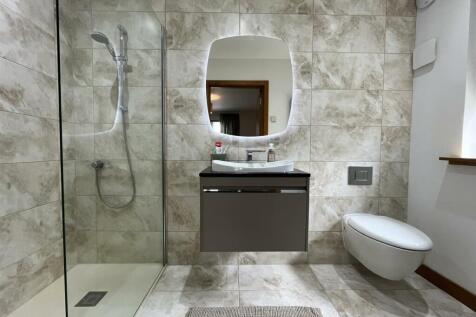 EN-SUITE SHOWER ROOM