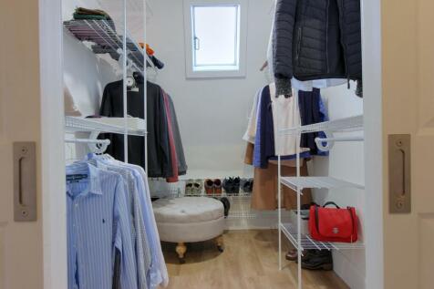 WALK-IN DRESSING ROOM