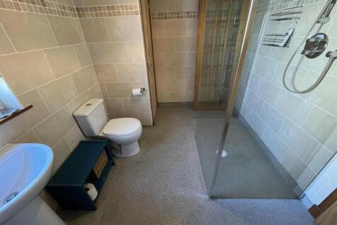 EN-SUITE SHOWER ROOM