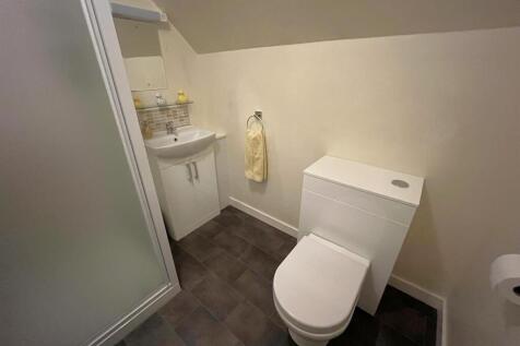 EN-SUITE SHOWER ROOM 4