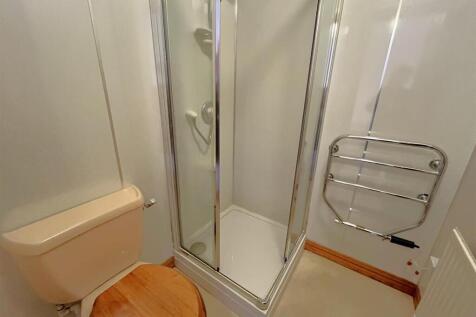 EN-SUITE/SHOWER ROOM