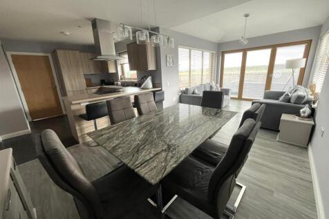 OPEN PLAN KITCHEN / DINING / SUN ROOM
