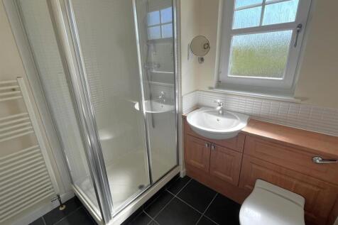 EN-SUITE SHOWER ROOM
