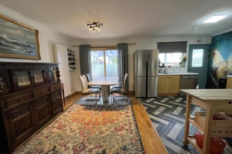 OPEN PLAN DINING AREA