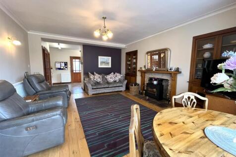 DINING/FAMILY ROOM