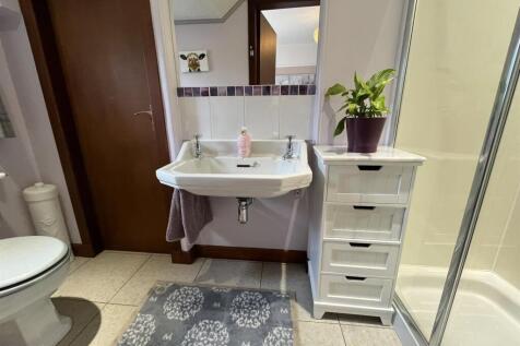 EN-SUITE SHOWER ROOM