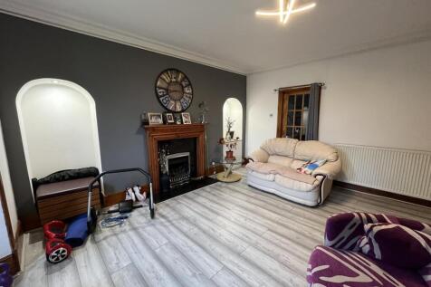 SITTING ROOM/BEDROOM 4