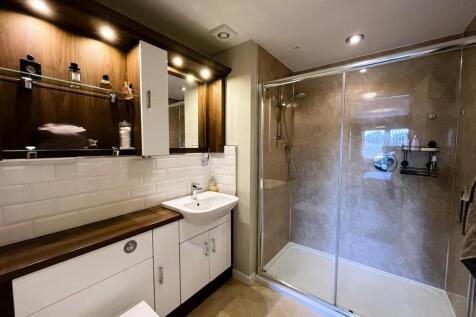 EN-SUITE SHOWER ROOM