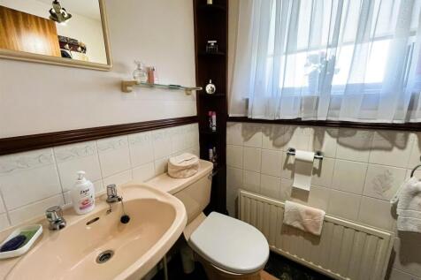 GUEST WC/CLOAKROOM