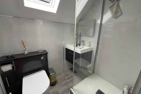 EN-SUITE SHOWER ROOM