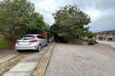 DRIVEWAY / GARDEN