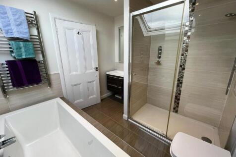 EN-SUITE BATHROOM