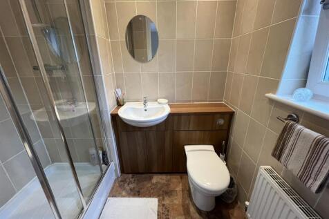 EN-SUITE SHOWER ROOM