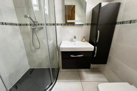EN-SUITE SHOWER ROOM
