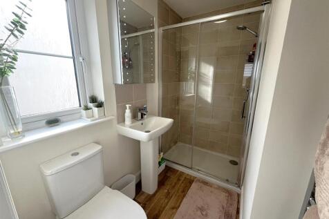 EN-SUITE SHOWER ROOM