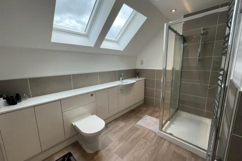 EN-SUITE SHOWER ROOM
