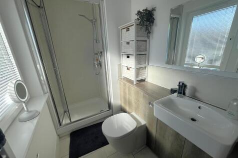 EN-SUITE SHOWER ROOM