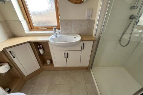 EN-SUITE SHOWER ROOM
