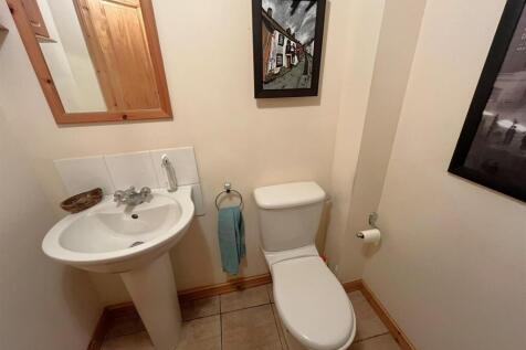 CLOAKROOM &amp; GUEST WC