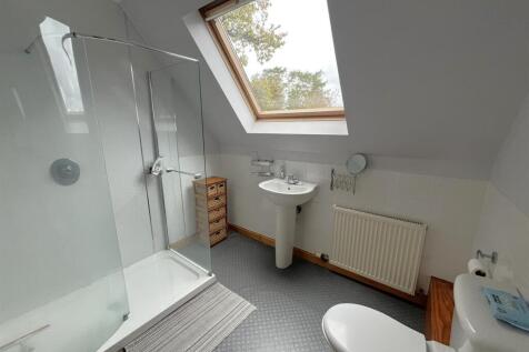 EN-SUITE SHOWER ROOM