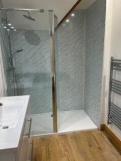 9 The Stables bedroom ensuite