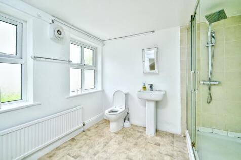 Cottagepinegrangemasbath02 T202509221350.jpg