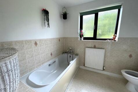 Bathroom 2.jpg