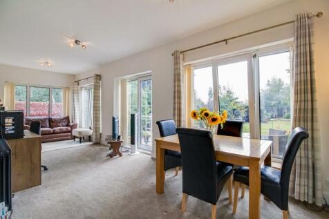SITTING/DINING ROOM
