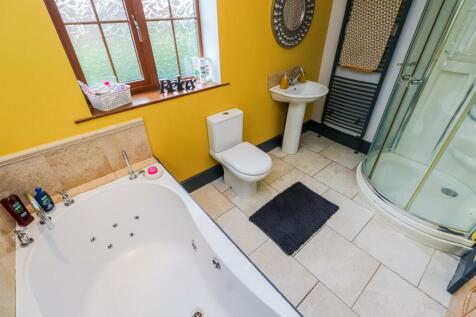 FAMILY BATHROOM/W.C.