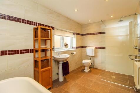 EN SUITE BATHROOM/W.C.