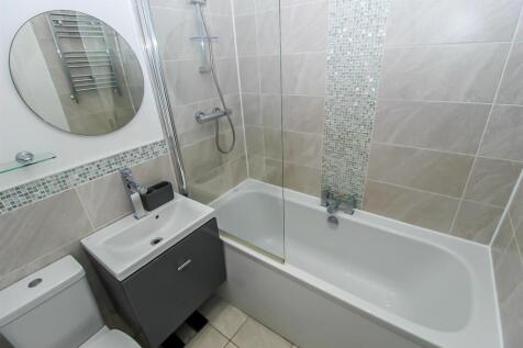 FAMILY BATHROOM/W.C.