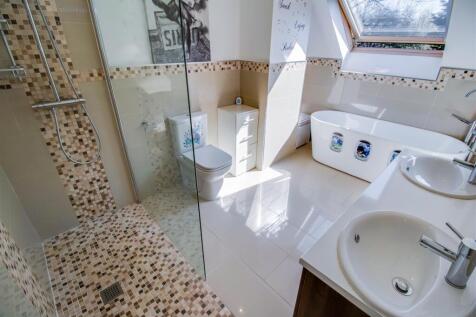 EN SUITE BATHROOM/W.C.