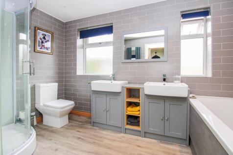 EN SUITE SHOWER ROOM/W.C.