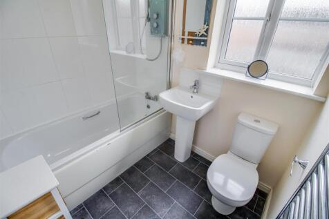 FAMILY BATHROOM/W.C.