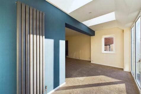 11 - THREE BEDROOM FAMILY HOUSE IN BISHOPSWORTH.jp