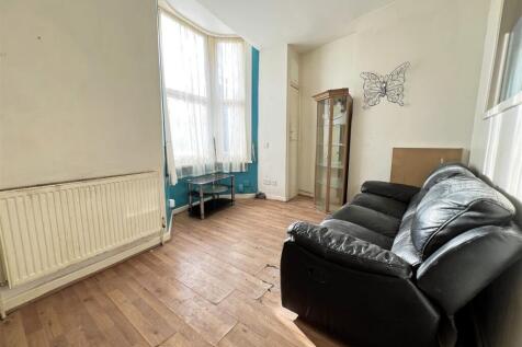 2 - Two Bedroom Flat for Auction, Easton.JPG