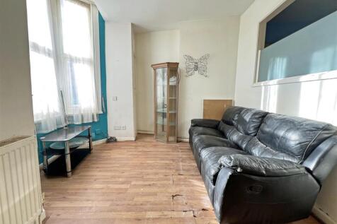 5 - Two Bedroom Flat for Auction, Easton.JPG