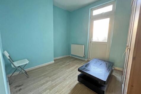 6 - Two Bedroom Flat for Auction, Easton.JPG