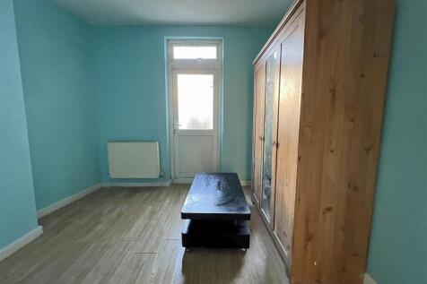 10 - Two Bedroom Flat for Auction, Easton.JPG