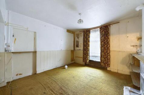 7 - 5 Bedroom terraced house.jpg