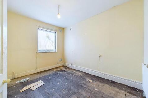5 - END TERRACED HOUSE ARRANGED AS 2 FLATS.jpg