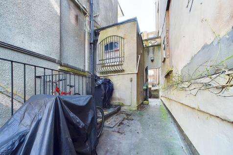 11 - 1 bedroom garden flat.jpg