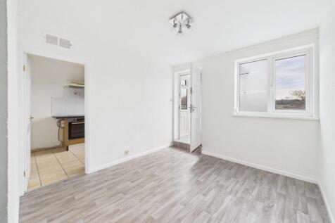 6 - 3-Bedroom Maisonette in Yate.jpg
