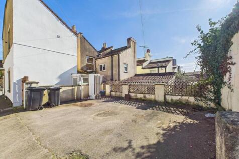17 - 4 Bedroom End Terrace House.jpg