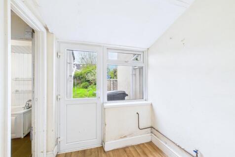 8 - 2 Bedroom terraced house.jpg