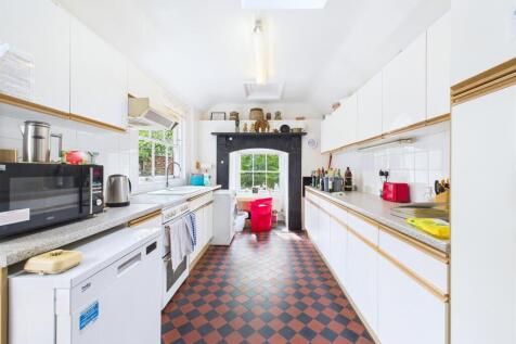 5 - LARGE HOUSE WITH ATTACHED 3- BED ANNEX THORNBU