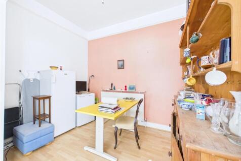 6 - LARGE HOUSE WITH ATTACHED 3- BED ANNEX THORNBU