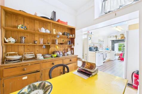 7 - LARGE HOUSE WITH ATTACHED 3- BED ANNEX THORNBU