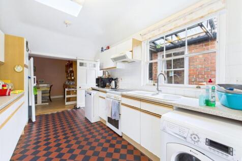 8 - LARGE HOUSE WITH ATTACHED 3- BED ANNEX THORNBU