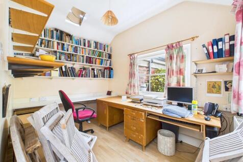 9 - LARGE HOUSE WITH ATTACHED 3- BED ANNEX THORNBU
